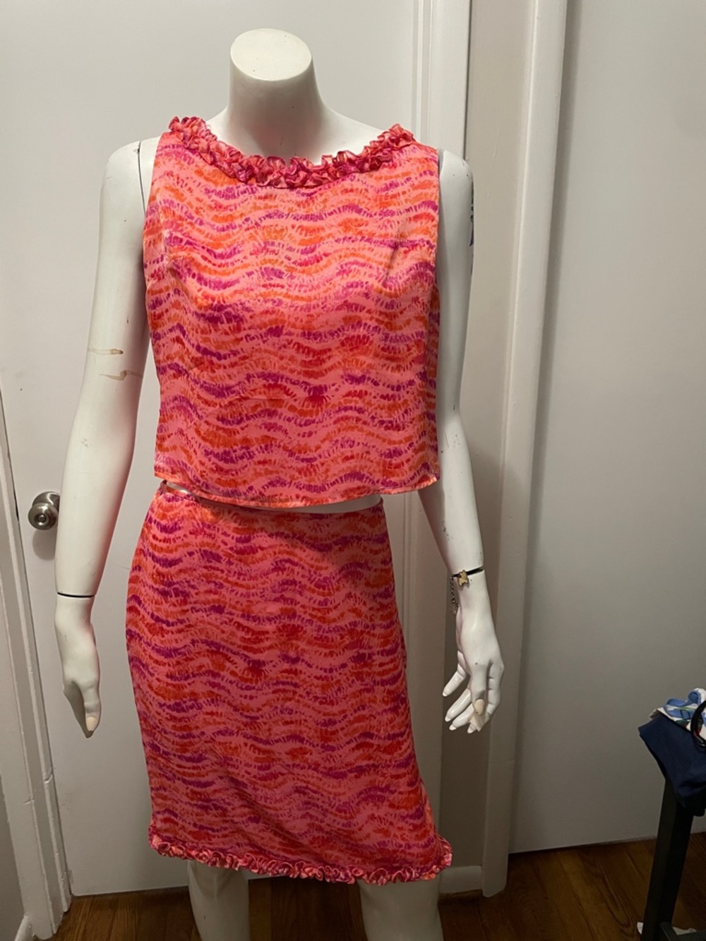 Muse Pink and Orange Wave-Pattern Pencil Skirt suit
